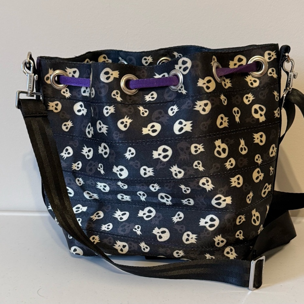 Harveys Disney Couture Nightmare Before Christmas Skulls Park Hopper - Picture 2 of 4